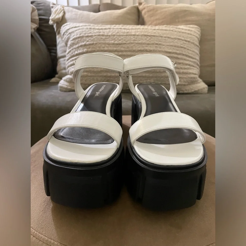 NWB Madden Girl Grandy‎ Chunky Platform Sandals - 9.5